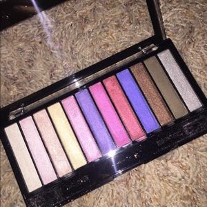 MAKEUP REVOLUTION EYESHADOW PALETTE